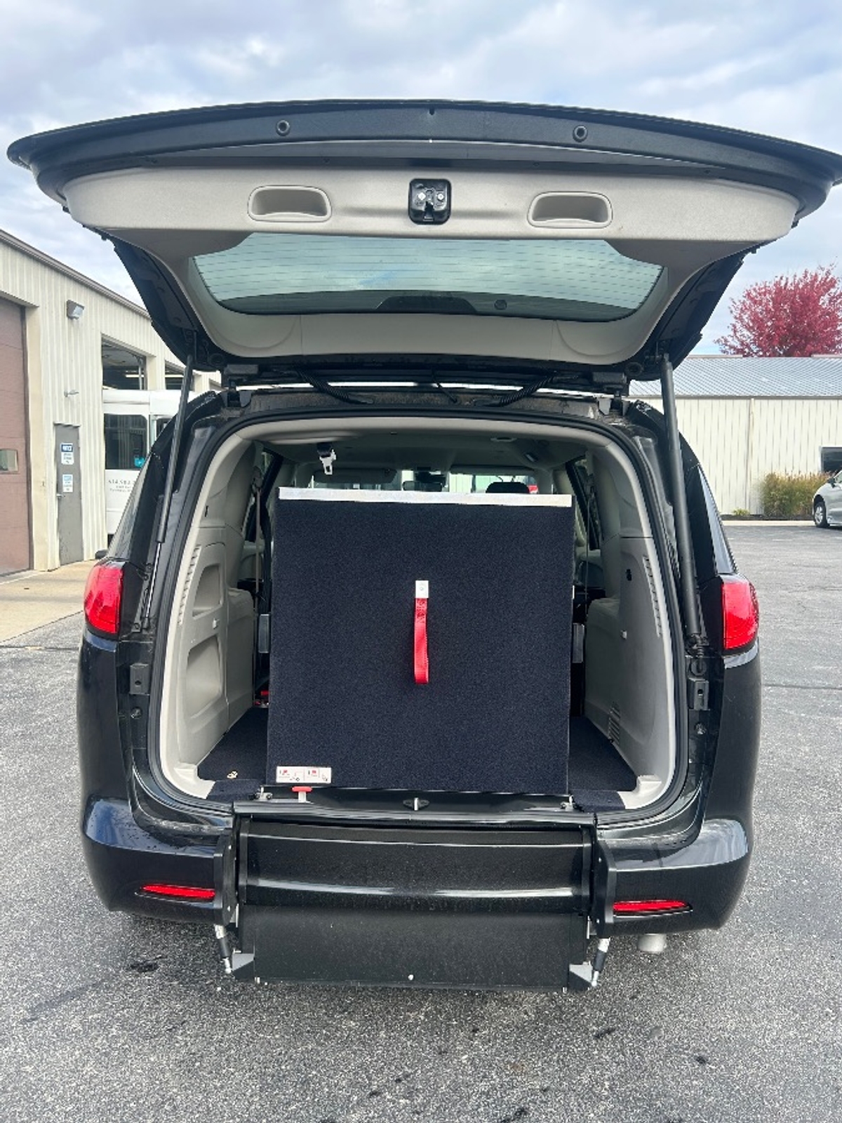 Black Chrysler Voyager image number 8