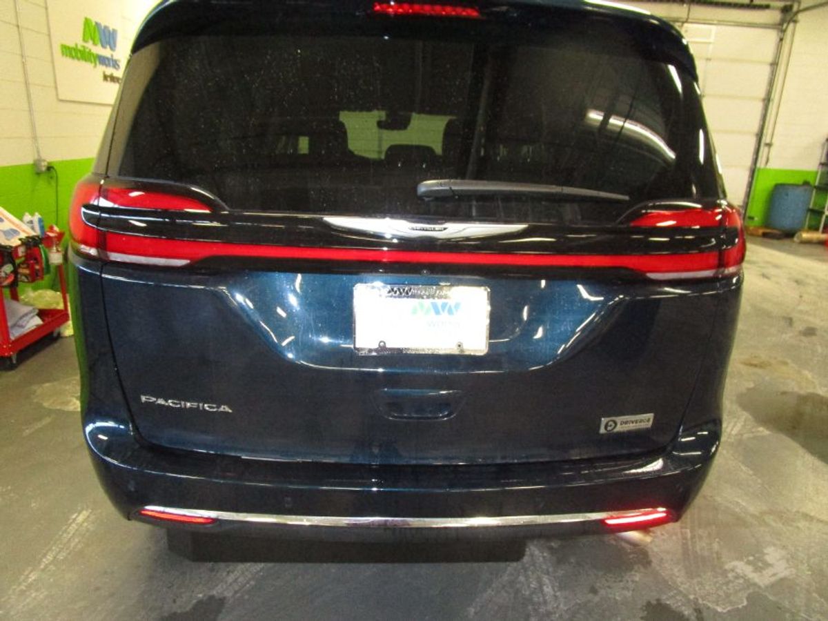 Blue Chrysler Pacifica image number 5