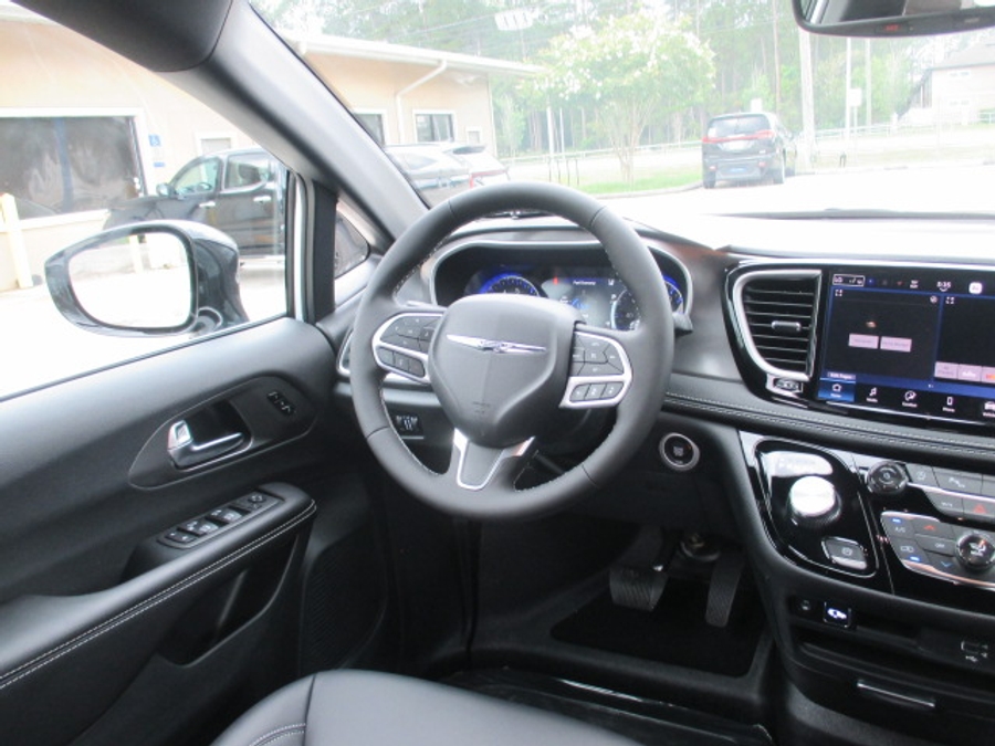 White Chrysler Pacifica image number 32