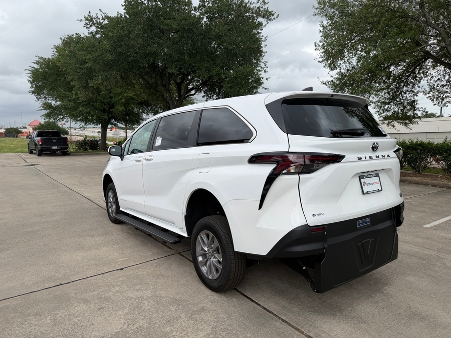 New 2026 Toyota Sienna Hybrid LE - Vantage Mobility Rear Entry Entry Fold Out Manual Ramp