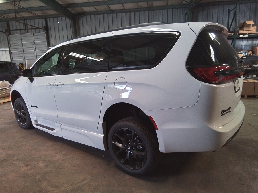 White Chrysler Pacifica image number 26