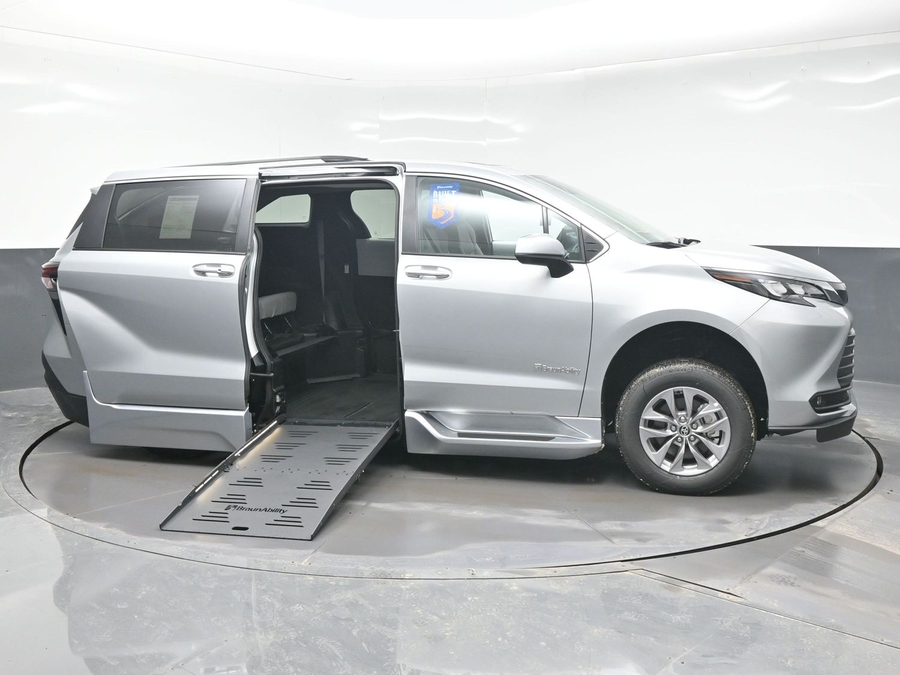 Silver Toyota Sienna image number 4