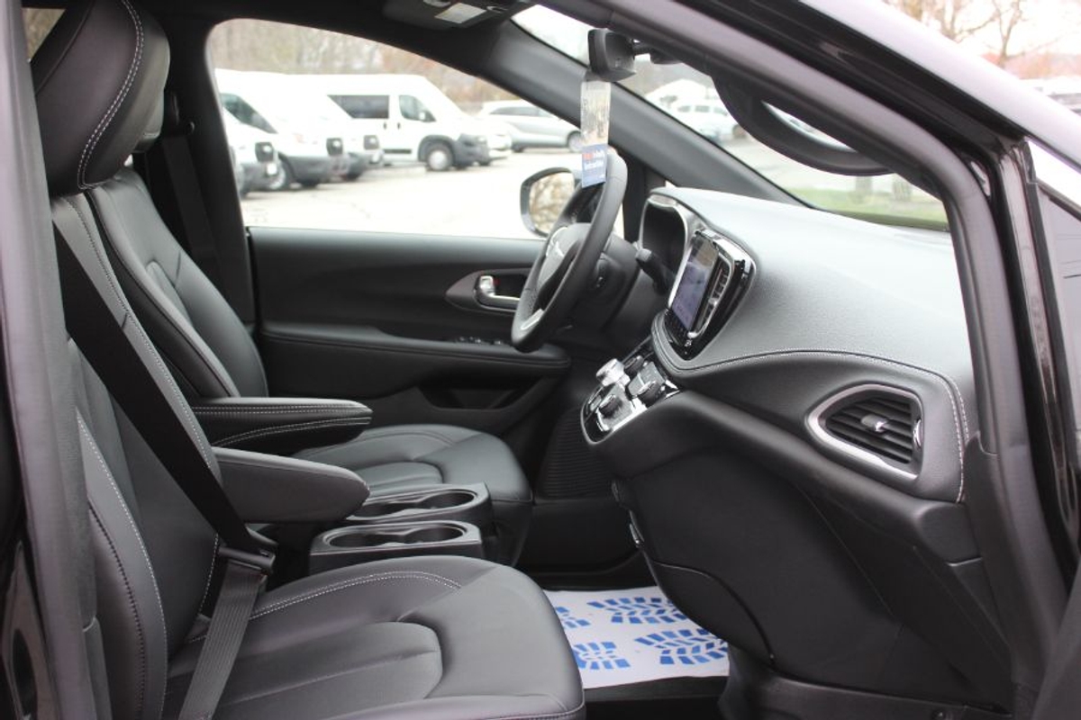 Black Chrysler Pacifica image number 14