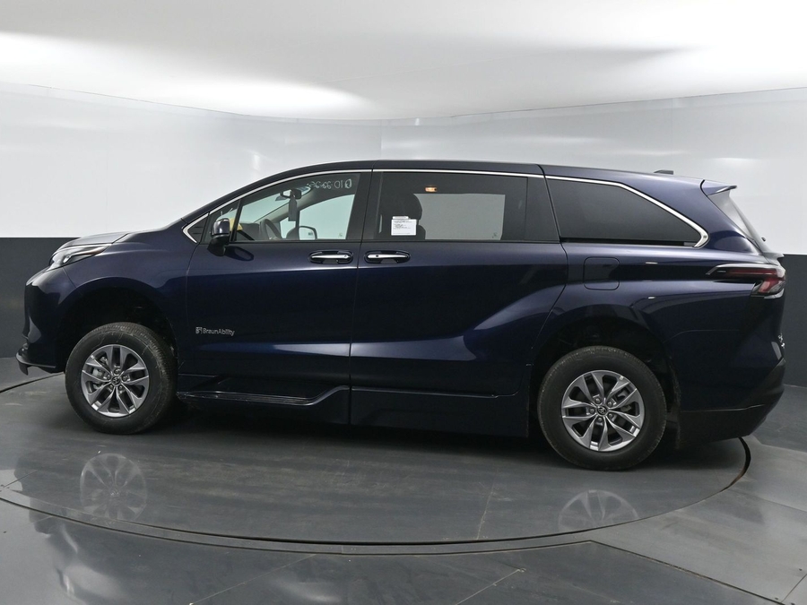 New 2025 Toyota Sienna Hybrid XLE Base - BraunAbility Side Entry Entry Fold Out Automatic Ramp