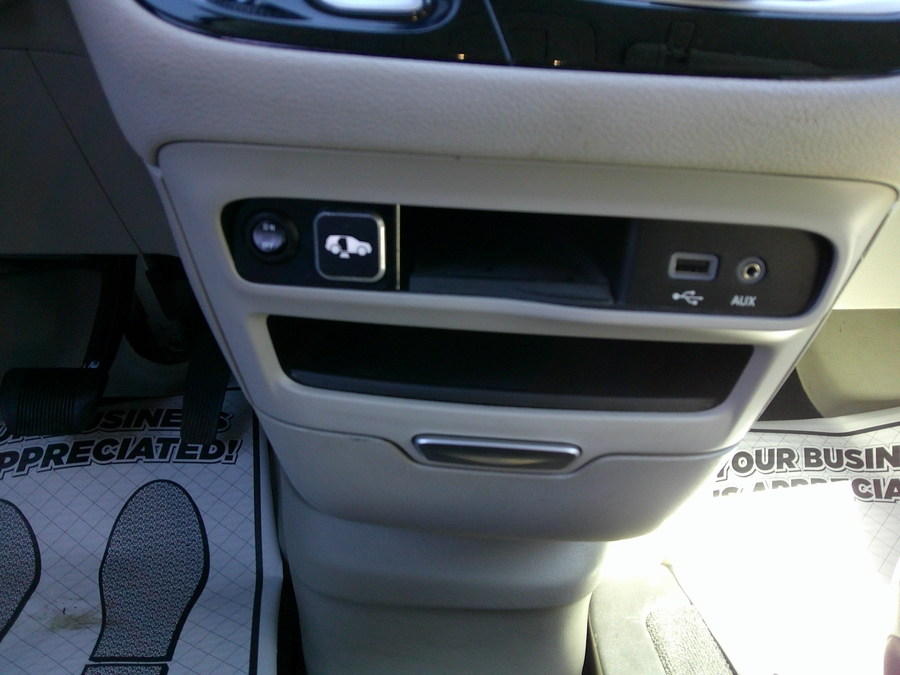 Silver Chrysler Pacifica image number 10