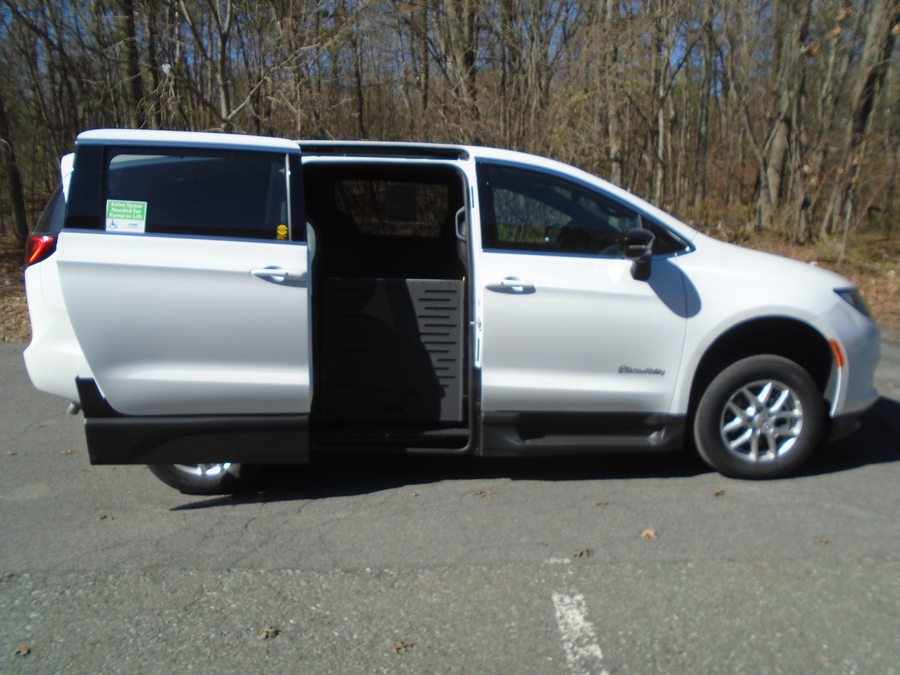 White Chrysler Voyager image number 1