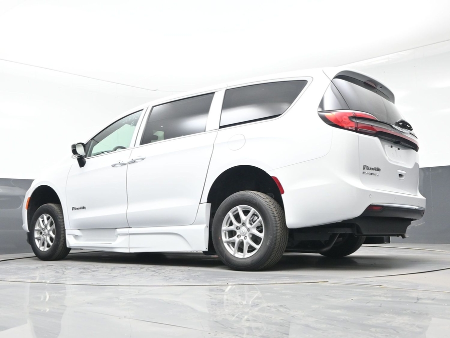 New 2027 Chrysler Pacifica Select Safety - BraunAbility Side Entry Fold Out Automatic Ramp