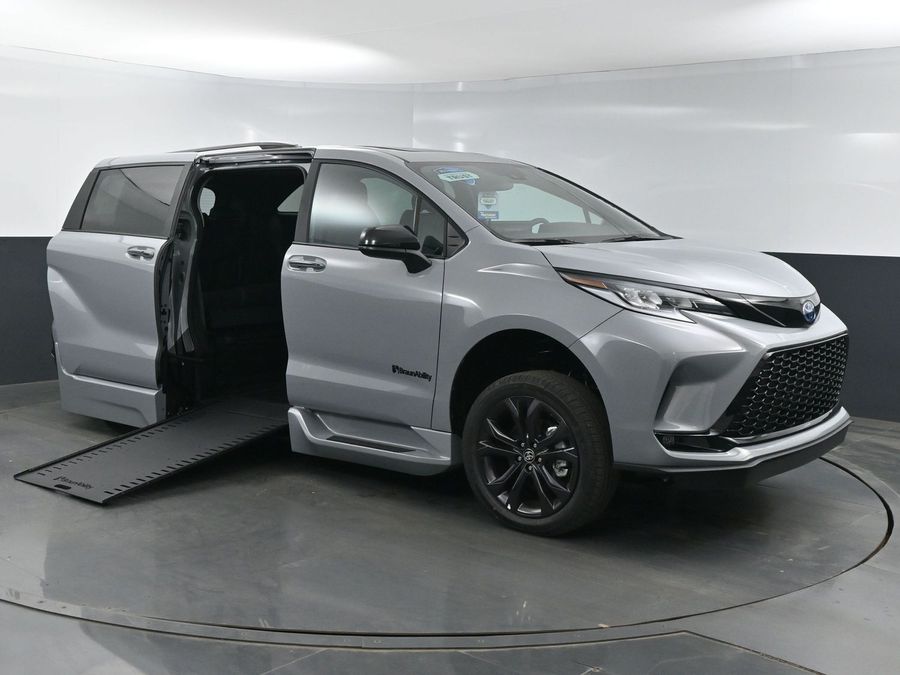 New 2025 Toyota Sienna Hybrid XSE Sport - BraunAbility Side Entry Entry In Floor Automatic Ramp