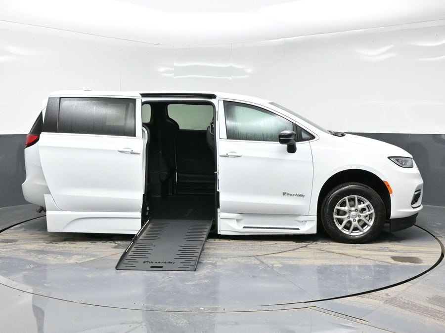 White Chrysler Pacifica image number 7