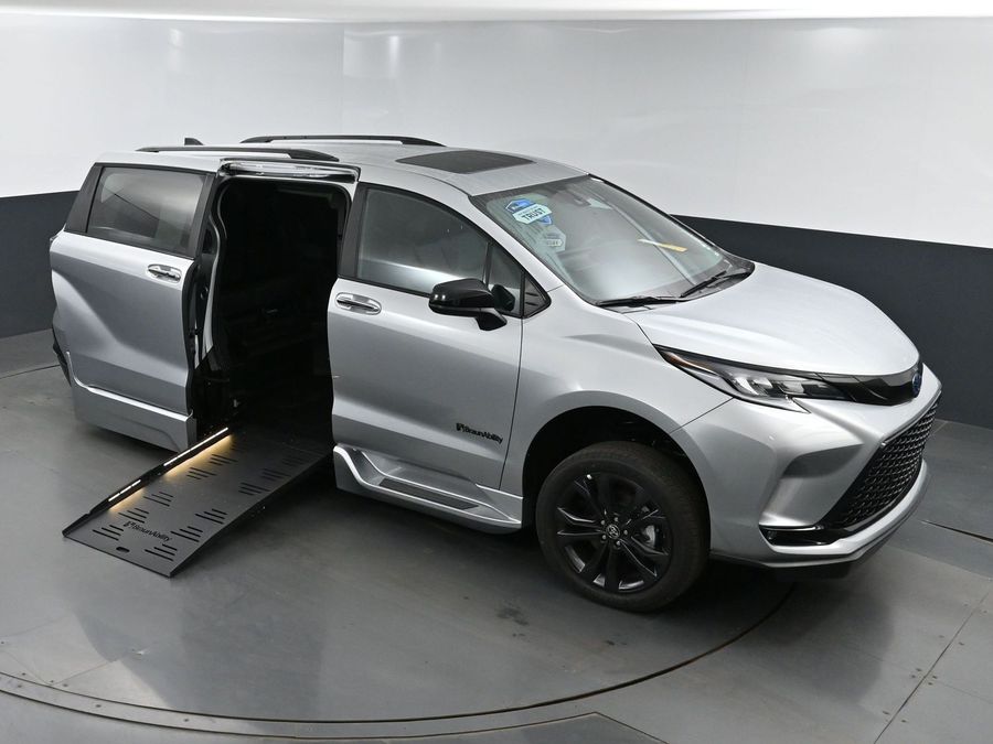 New 2025 Toyota Sienna Hybrid XSE Sport - BraunAbility Side Entry Entry Fold Out Automatic Ramp