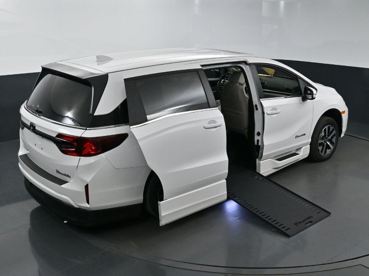 White Honda Odyssey image number 24
