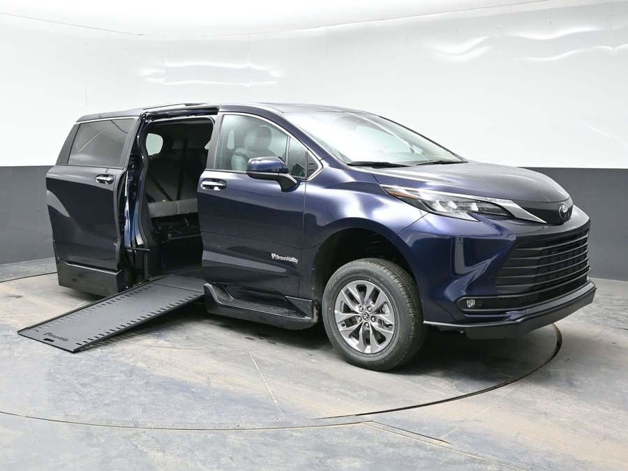 New 2026 Toyota Sienna Hybrid XLE Base - BraunAbility Side Entry In Floor Automatic Ramp
