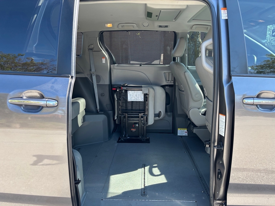 Used 2018 Toyota Sienna XLE - VMI Side Entry Entry In Floor Manual Ramp