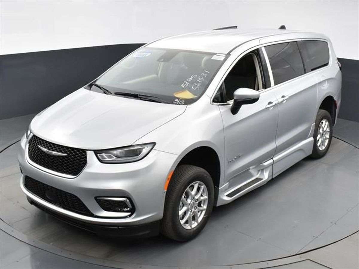 Silver Chrysler Pacifica image number 21