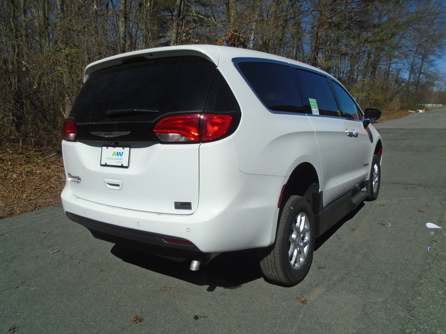 White Chrysler Voyager image number 10
