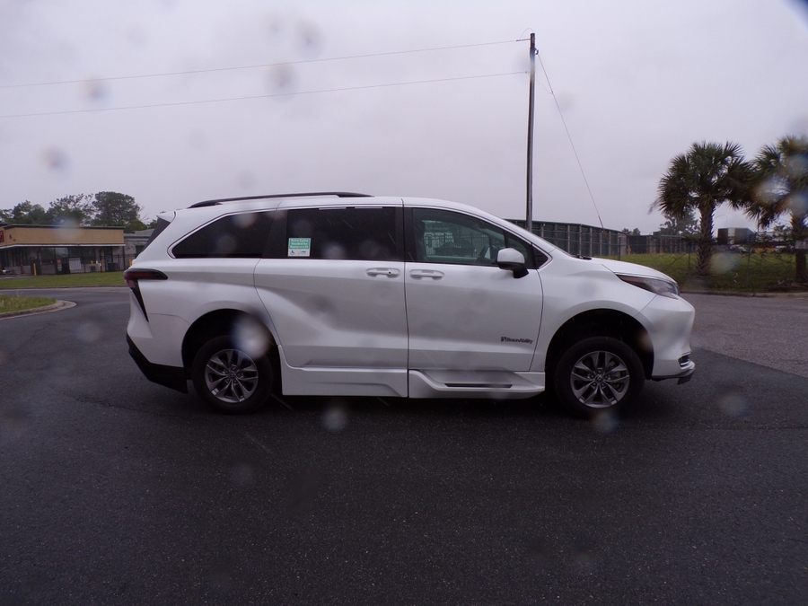 White Toyota Sienna image number 5