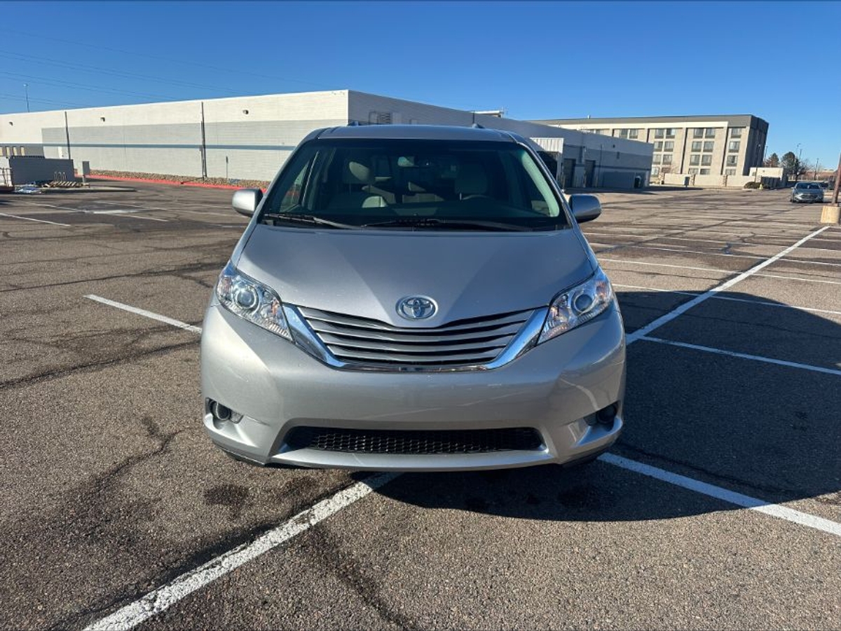 Silver Toyota Sienna image number 3