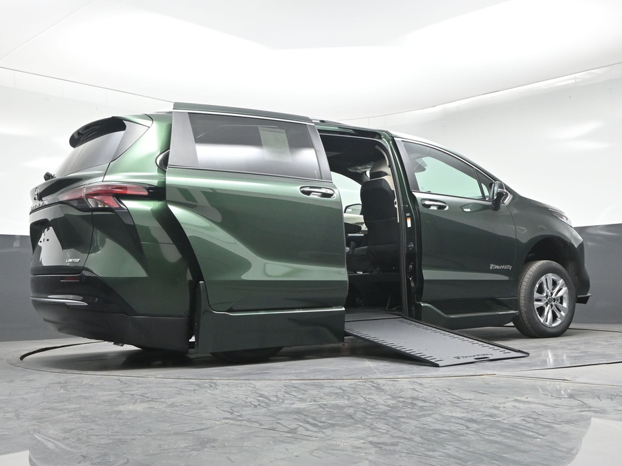 New 2026 Toyota Sienna Hybrid Limited - BraunAbility Side Entry In Floor Automatic Ramp
