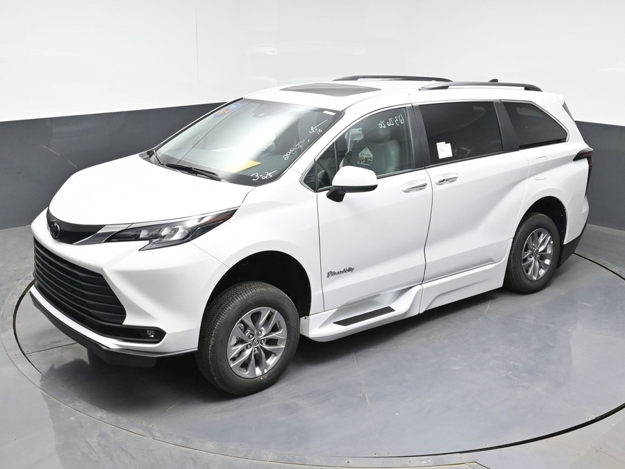 New 2026 Toyota Sienna Hybrid XLE Base - BraunAbility Side Entry Entry Fold Out Automatic Ramp