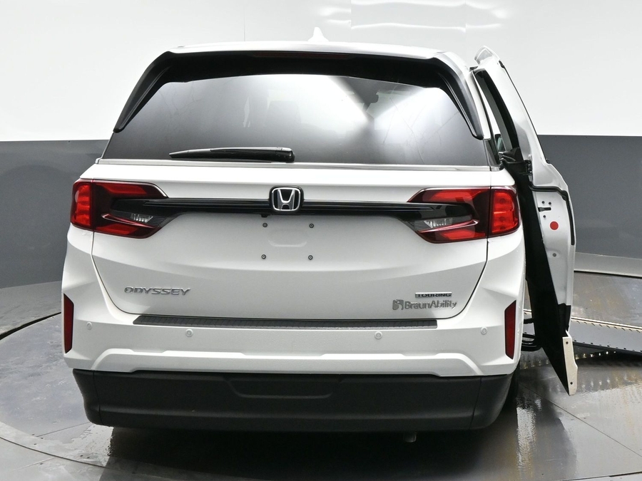 White Honda Odyssey image number 5
