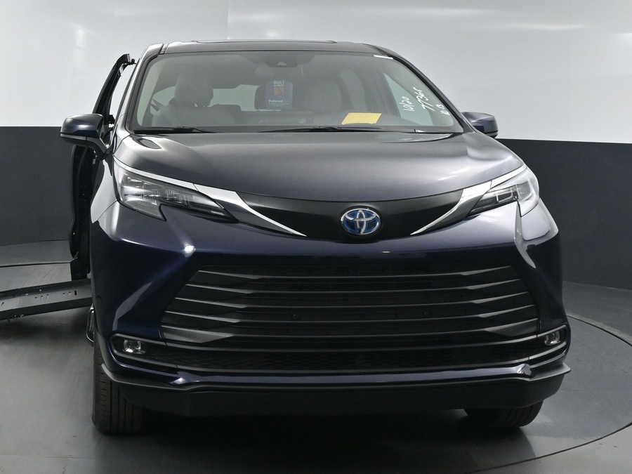 New 2025 Toyota Sienna Hybrid XLE Base - BraunAbility Side Entry Entry Fold Out Automatic Ramp