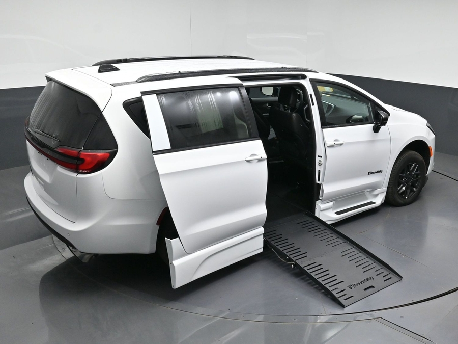 New 2027 Chrysler Pacifica Select Sport - BraunAbility Side Entry Fold Out Automatic Ramp
