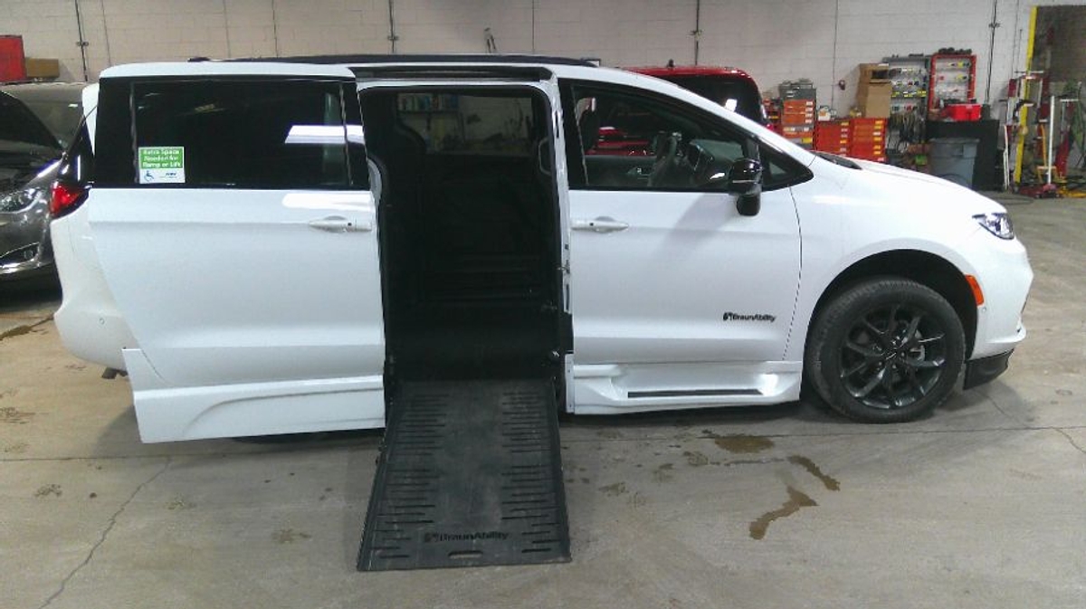 2024 Chrysler Pacifica Touring L's photo