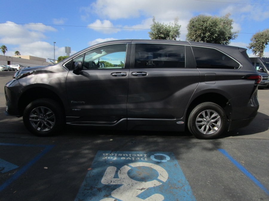 Used 2021 Toyota Sienna Hybrid XLE Base - BraunAbility Side Entry Entry Fold Out Automatic Ramp