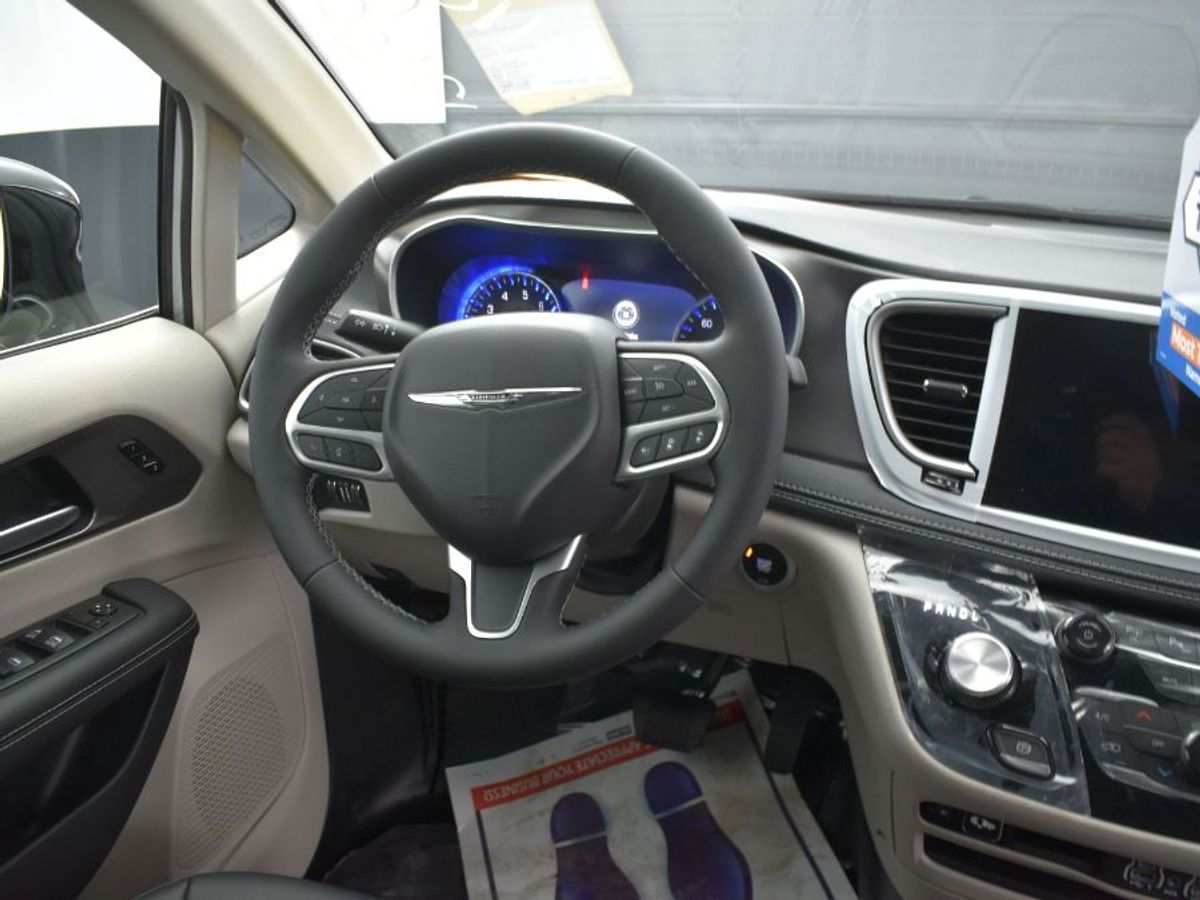 Silver Chrysler Pacifica image number 5