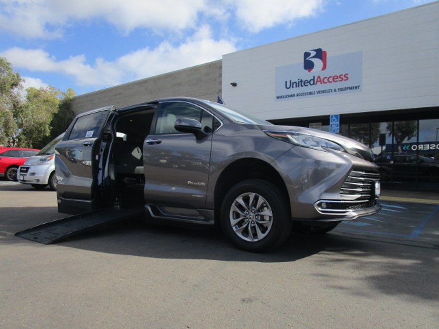 Used 2021 Toyota Sienna Hybrid XLE Base - BraunAbility Side Entry Entry Fold Out Automatic Ramp