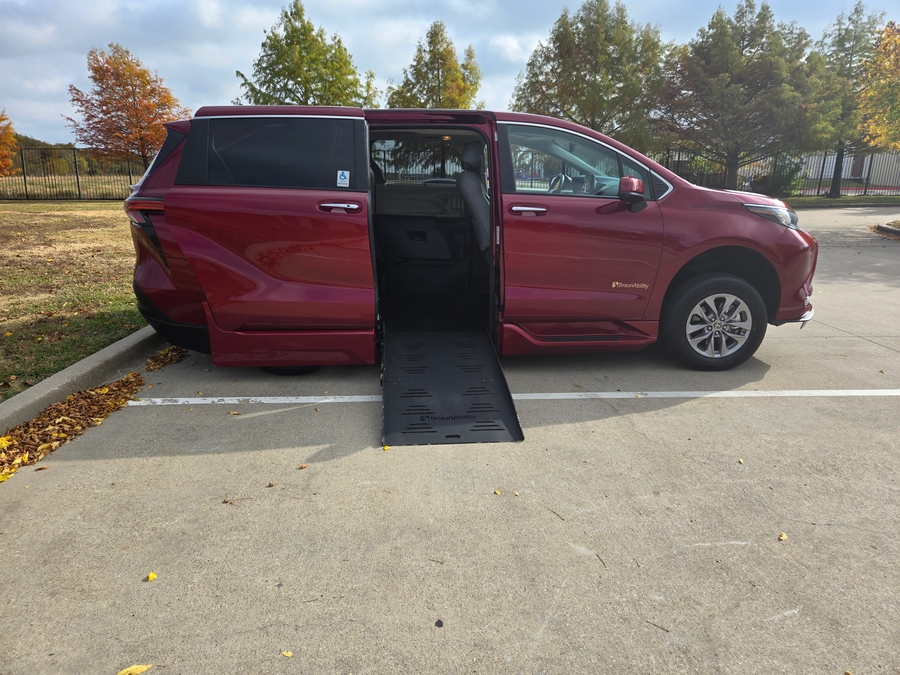 Used 2022 Toyota Sienna Hybrid XLE Base - BraunAbility Side Entry Entry Fold Out Automatic Ramp