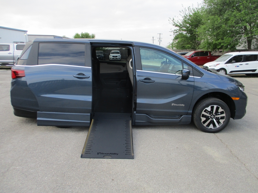 Blue Honda Odyssey image number 7