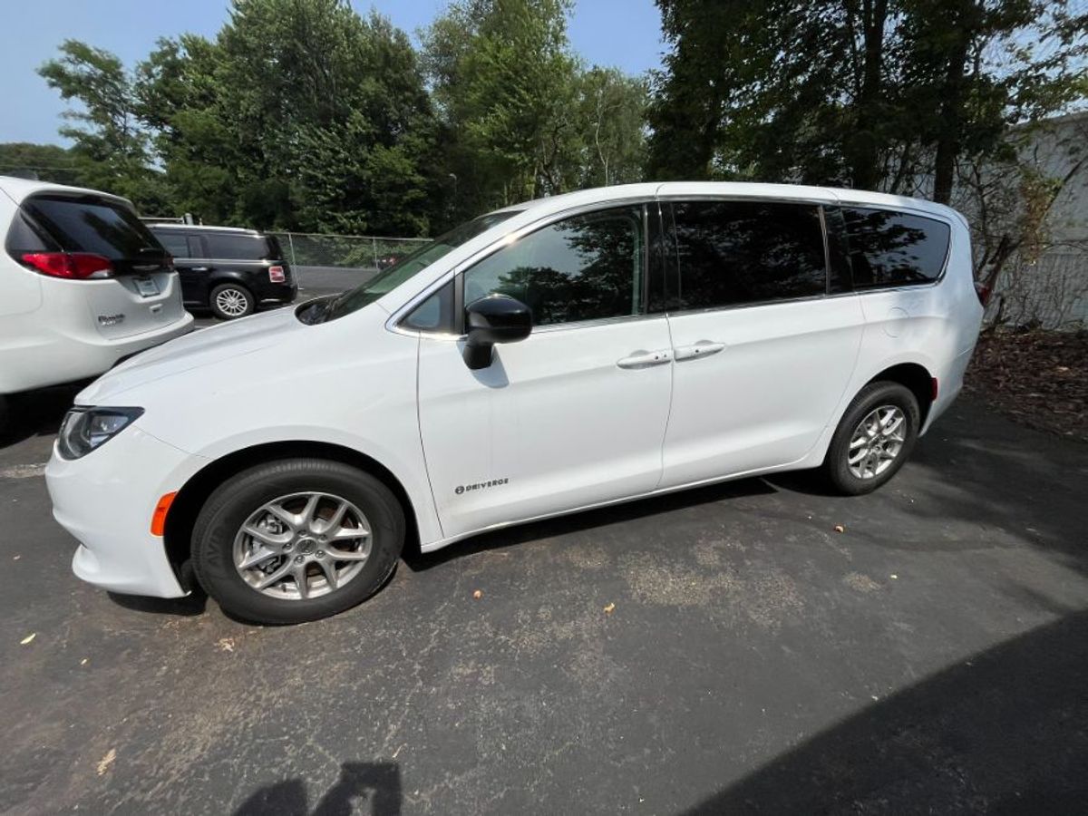 White Chrysler Voyager image number 2