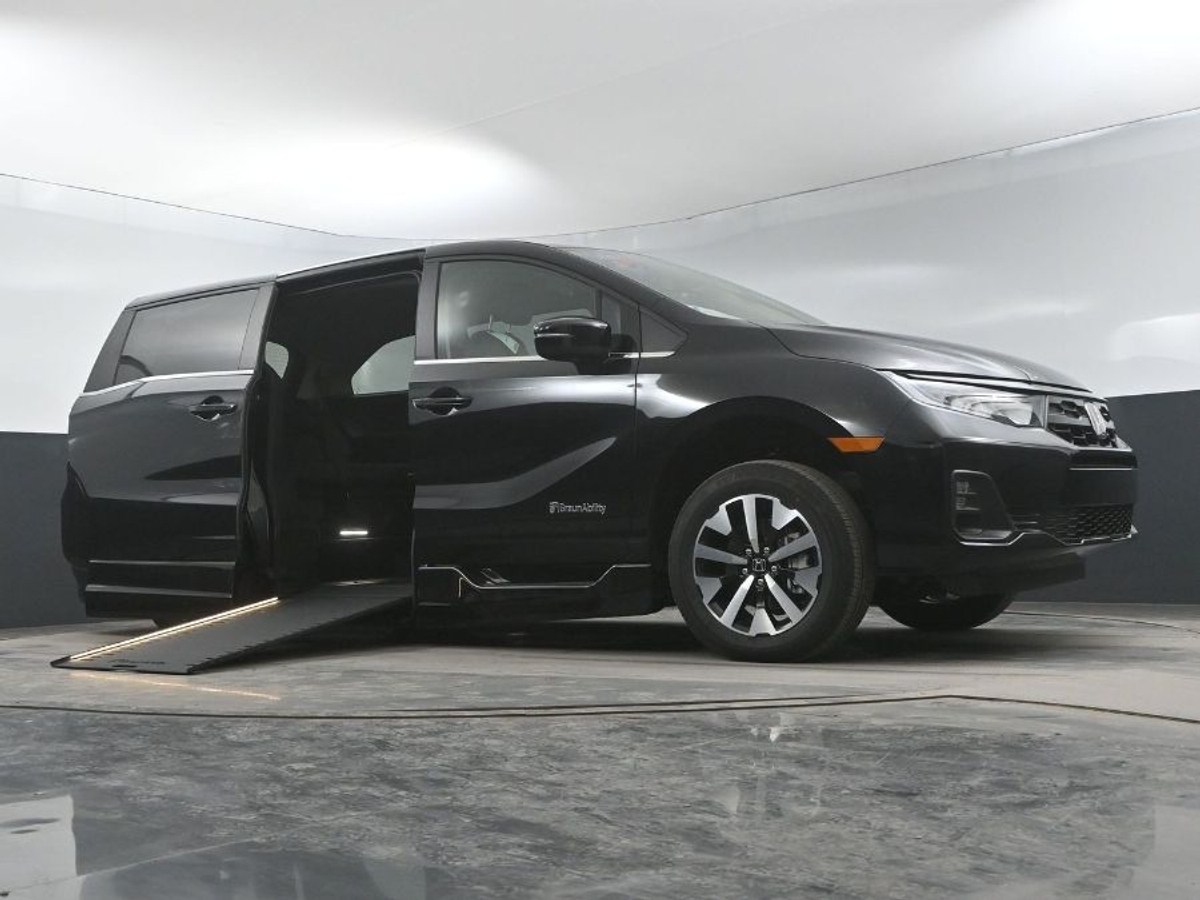 Black Honda Odyssey image number 17