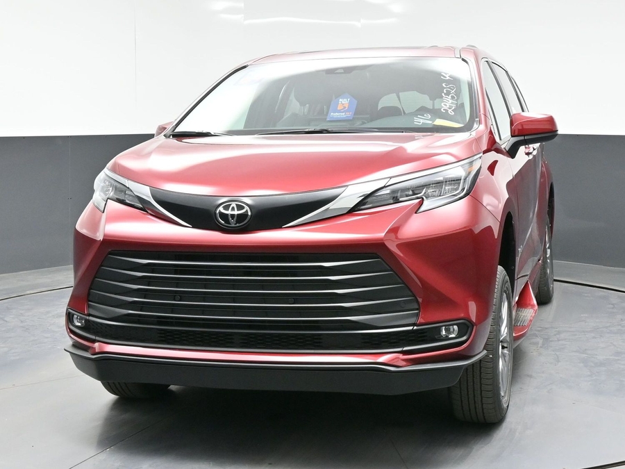 Red Toyota Sienna image number 1