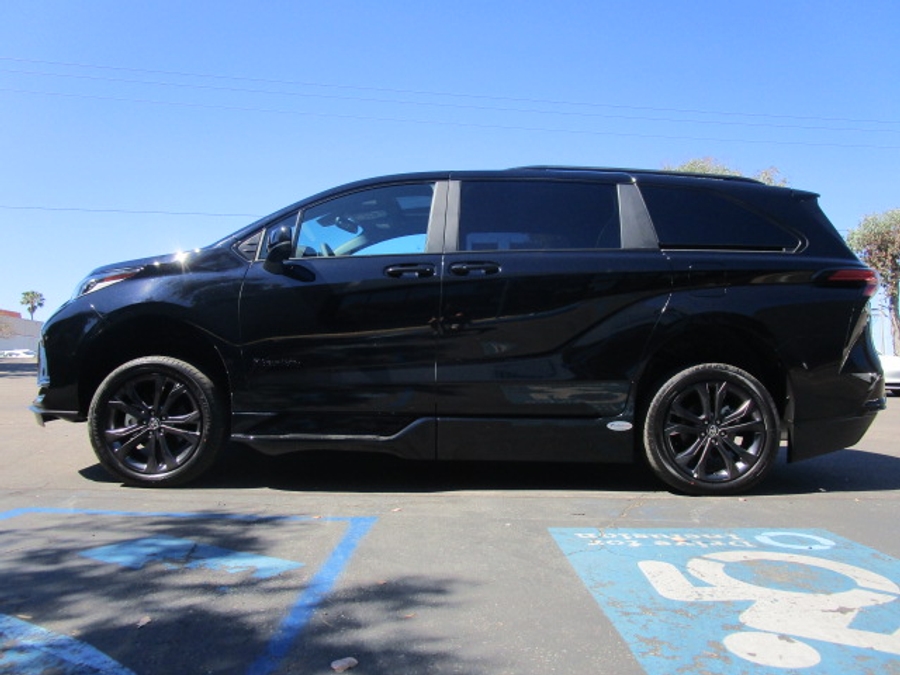 New 2025 Toyota Sienna Hybrid XSE Sport - BraunAbility Side Entry Entry Fold Out Automatic Ramp