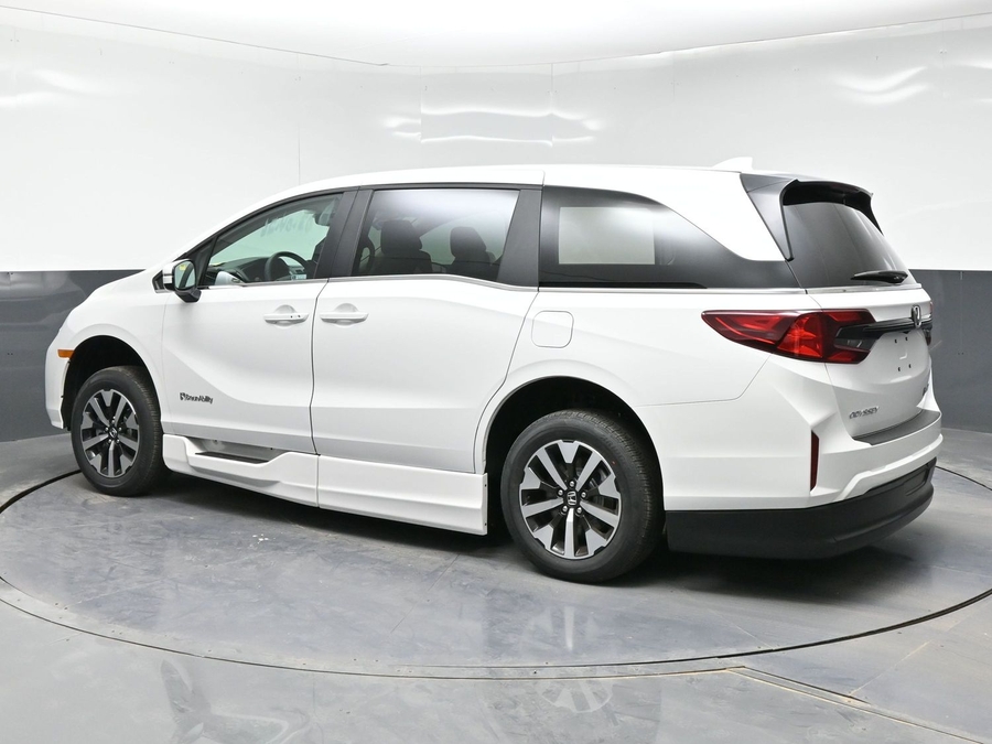 White Honda Odyssey image number 3