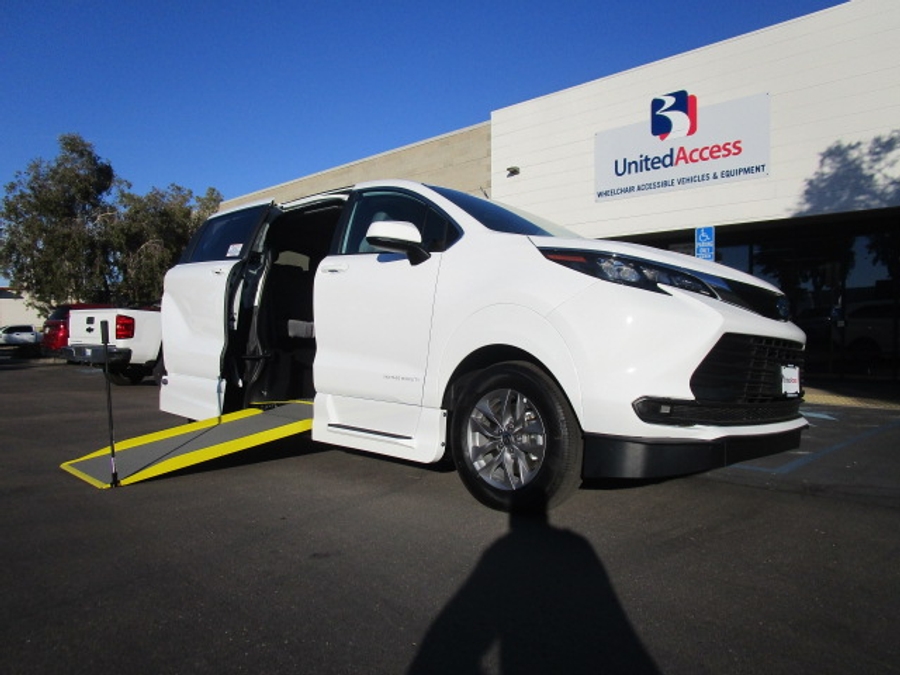 New 2025 Toyota Sienna Hybrid LE AWD w MID ROW - Vantage Mobility Commercial Side Entry Entry In Floor Manual Ramp