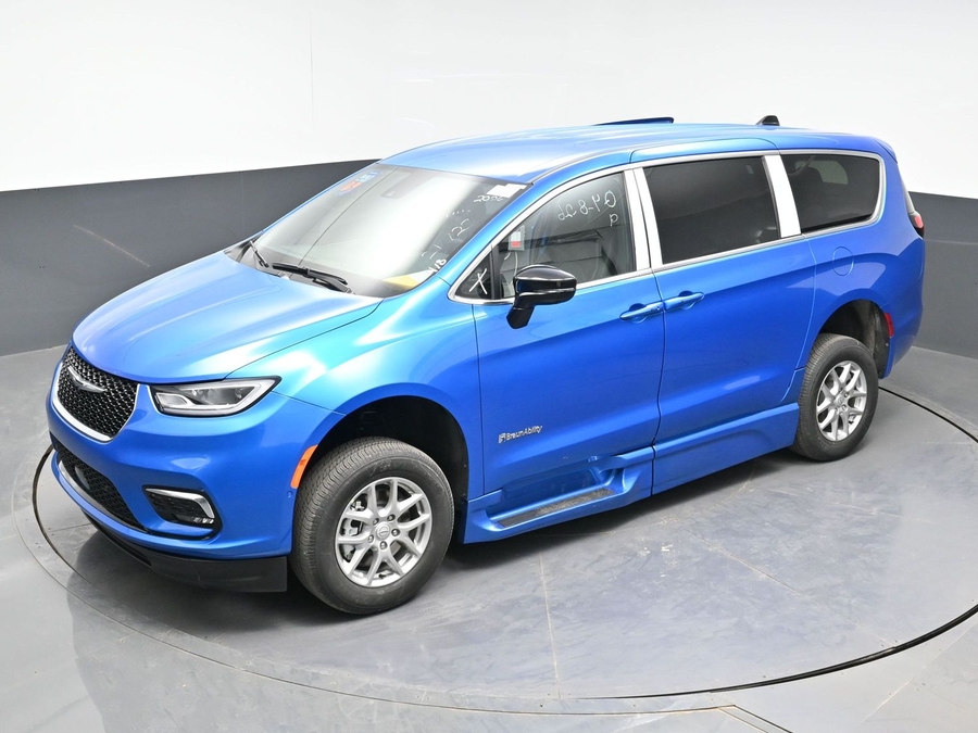 Blue Chrysler Pacifica image number 20