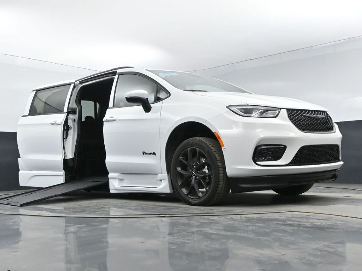 White Chrysler Pacifica image number 10