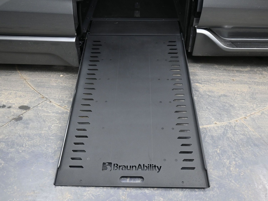 Grey Toyota Sienna image number 22