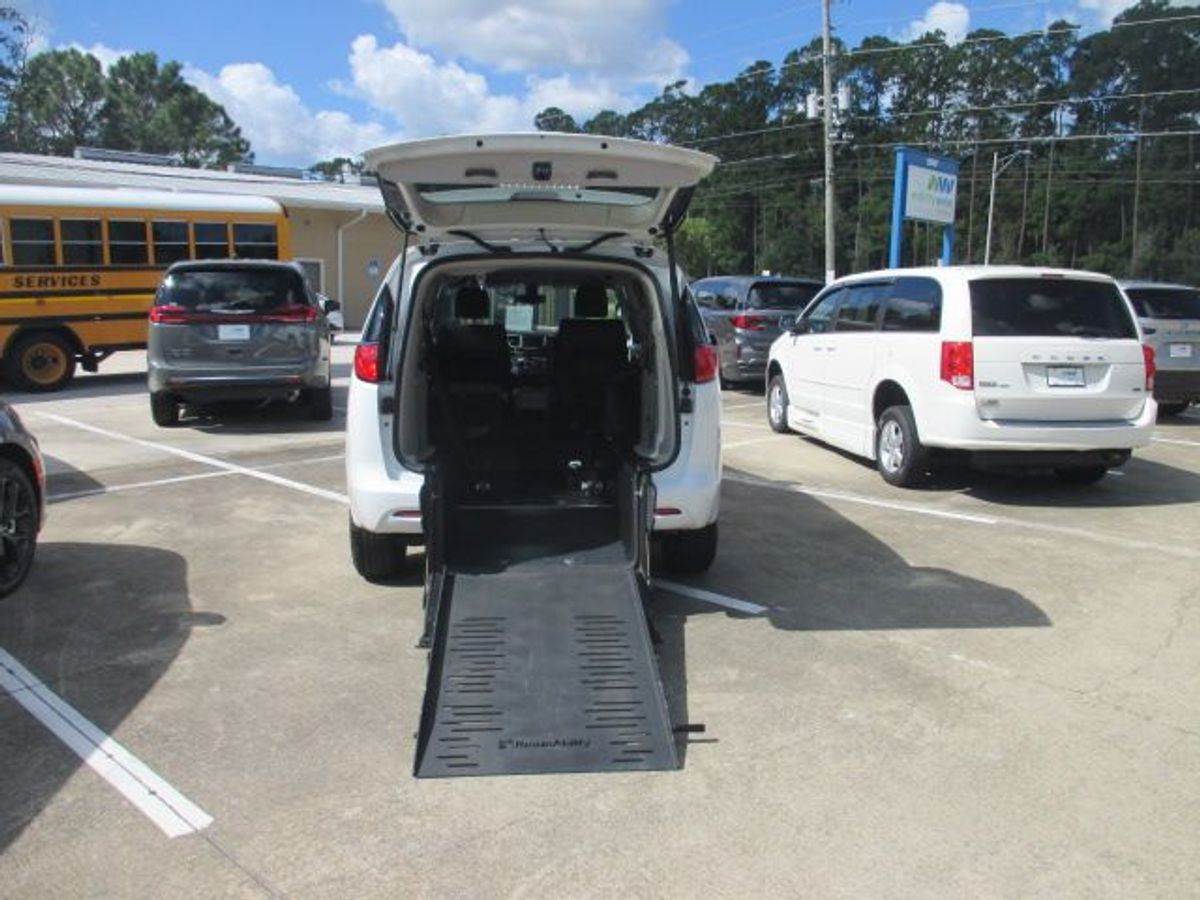 2021 Chrysler Voyager's photo