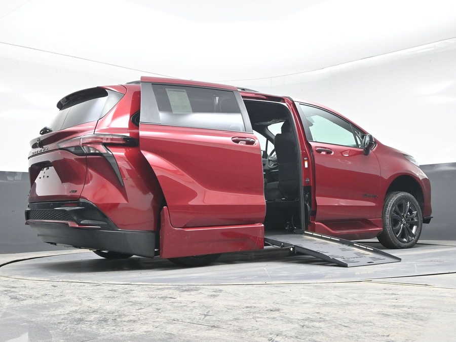 New 2025 Toyota Sienna Hybrid XSE Sport - BraunAbility Side Entry Entry Fold Out Automatic Ramp