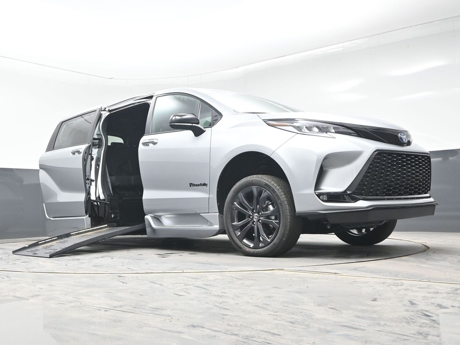 Silver Toyota Sienna image number 23