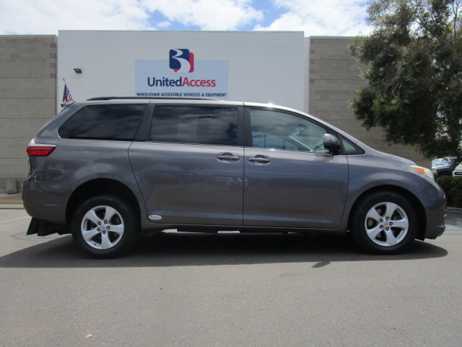 Used 2015 Toyota Sienna LE - FRE Rear Entry Entry Fold Out Manual Ramp