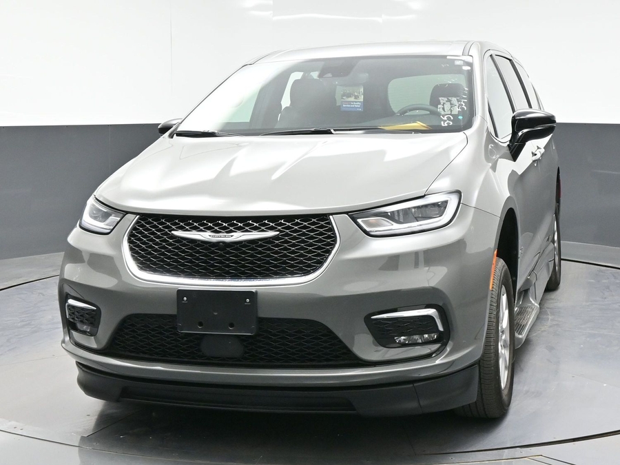 Used 2025 Chrysler Pacifica Select - BraunAbility Side Entry Entry Fold Out Automatic Ramp
