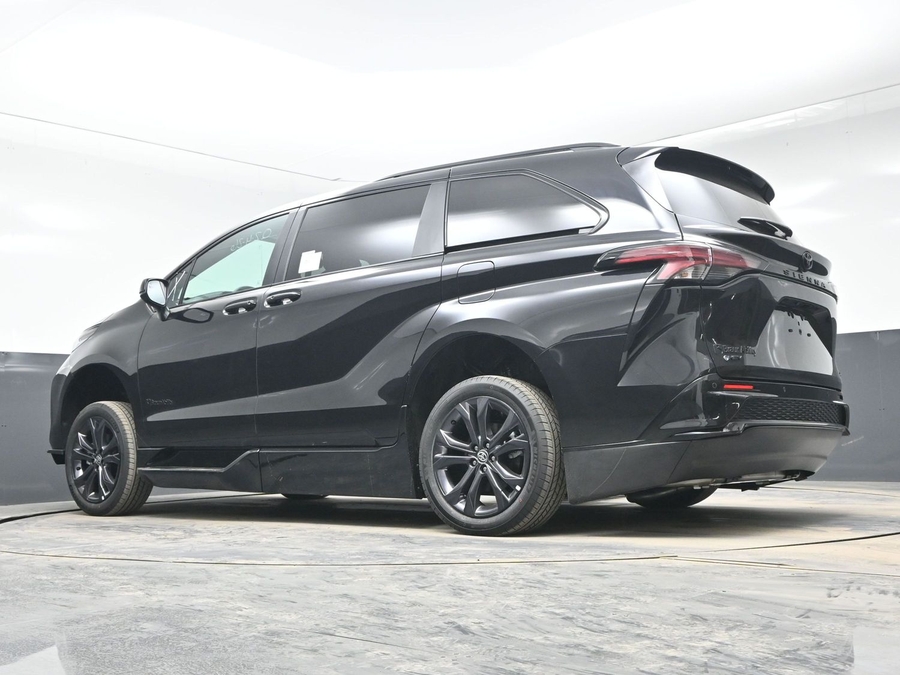 Black Toyota Sienna image number 20