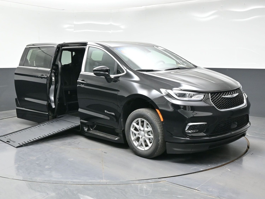 Black Chrysler Pacifica image number 1