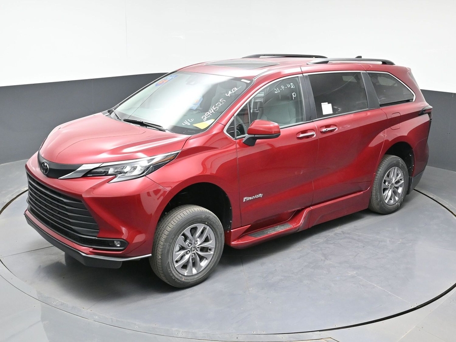 Red Toyota Sienna image number 20