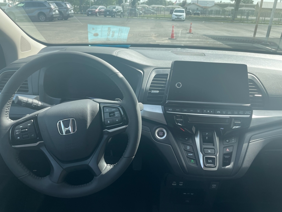 White Honda Odyssey image number 14